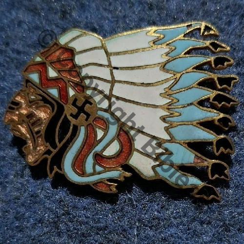 124  A1105 1977+ SPA.124 1eDRILLE 2.4 SIOUX  SM Broche Dos lisse irreg OEIL BLEU VISAGE ROSE EMAIL TRANSLUCIDE EmailGF Src.arches57130 150EurInv 
