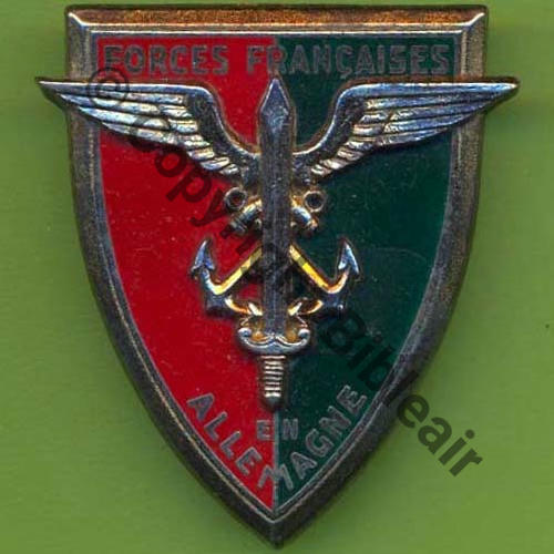 G0803 FORCES FRANCAISES ALLEMAGNE  DrP Lateral D et G 2Anneaux Dos lisse Motif serti 3Points 3Eur11.09 