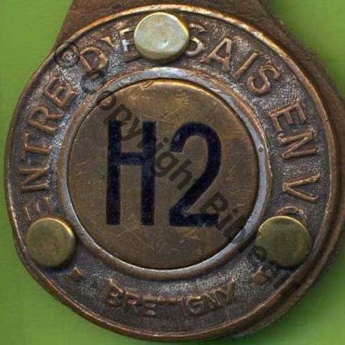 BRETIGNY NH CEV Badge H2 Couronne argentee  AB.P Serti 3Points sur Cuir Dos lisse No79 Grave main Sc.Y.GENTY 10Eur03.10  