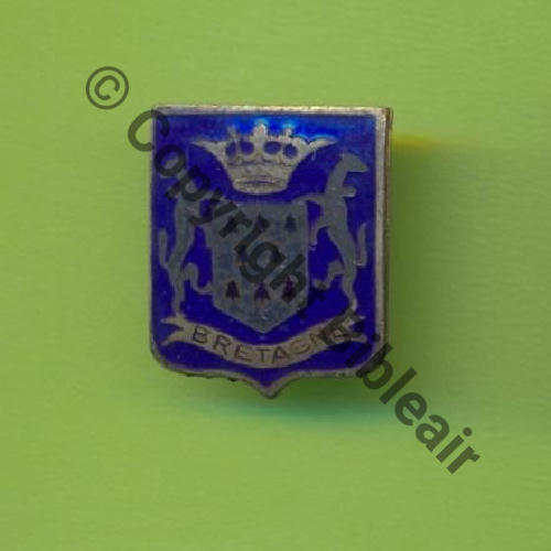 INCONNU AA Ins de coiffe porte par les etudiants bretons Rennes  (lu sur un site) SM Bol rectangle epingle de travers 15x20mm 