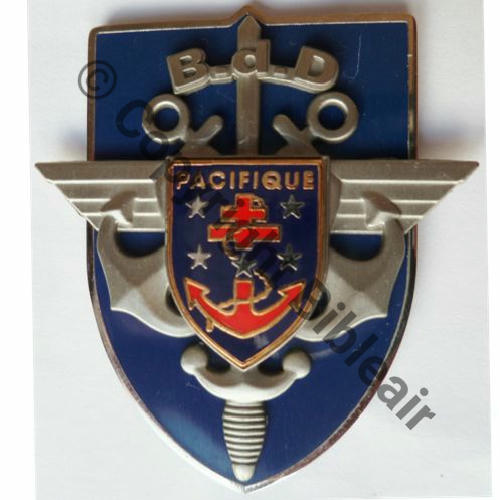 G5232 BDD NOUVELLE CALEDONIE  AB 2Attaches PINS Dos scintillant Src.france.militaria 24Eur(x2)