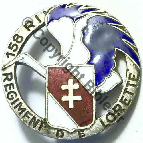 RI  158eRI WW2  SM (ISLER) Epingl soudee Dos lisse irreg CROIX BLANCHE LETTRES NOIRES Src.place.nett.nantes 20EurInv 